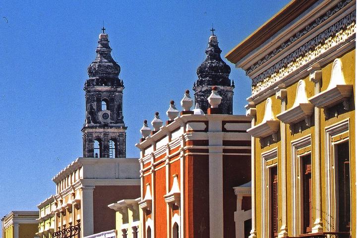 Las torres de la catedral sobre fachadas de colores del centro histórico de Campeche.
