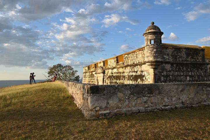 El fuerte de San José el Alto, con su garita, sobre una colina frente al mar.